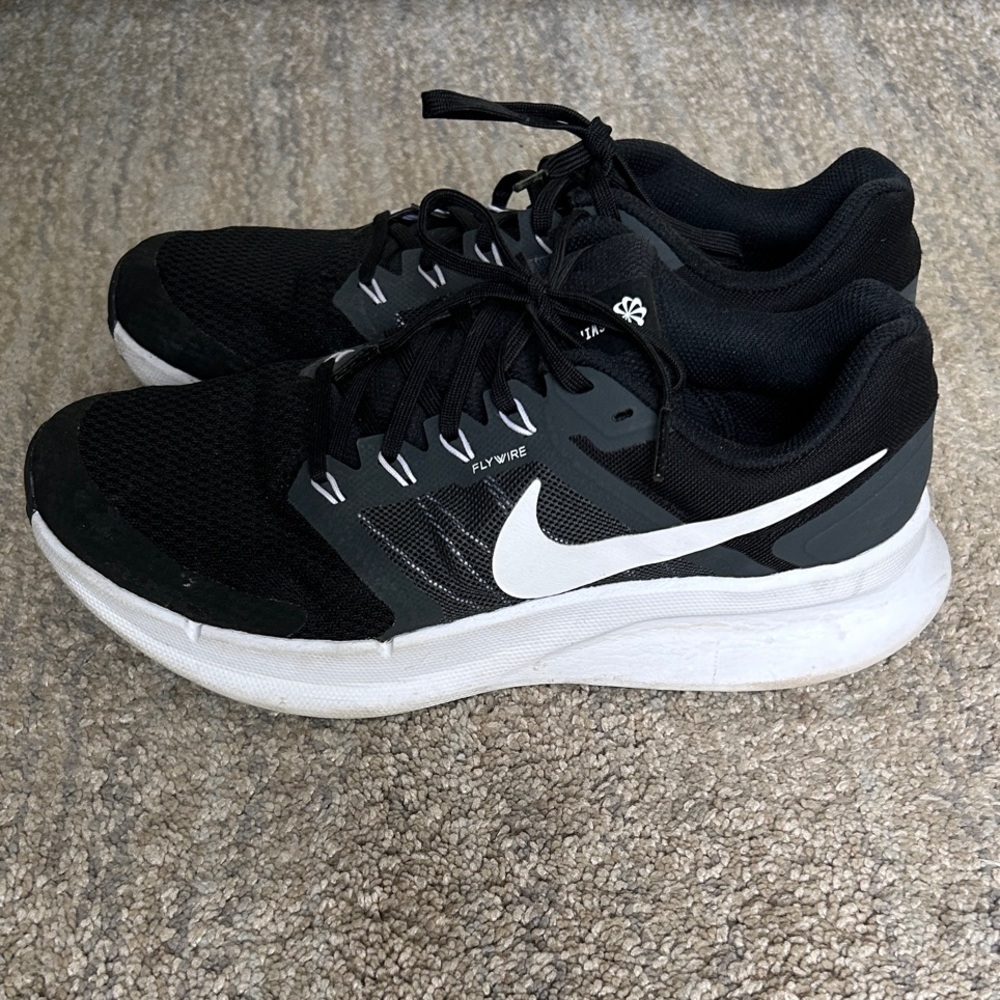 Nike Men’s Black & White Mesh Running Sneakers Size 9.5